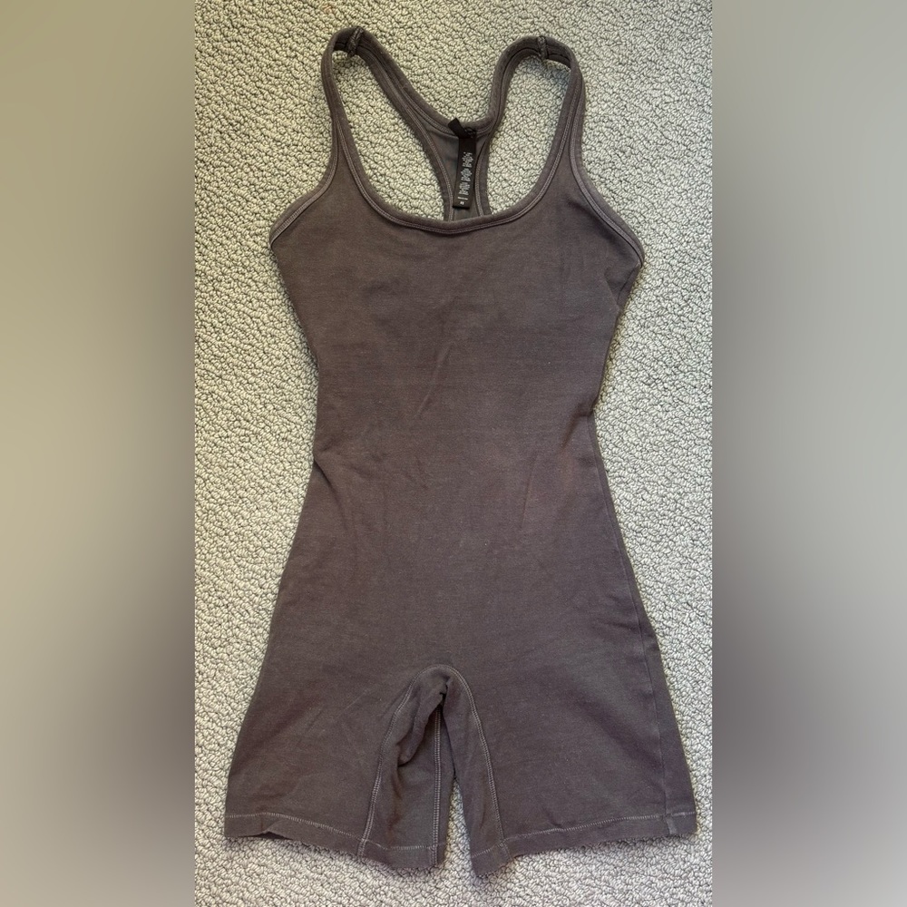 Skims Mid Thigh Outdoor Bodysuit, XS, Soot/Taupe color